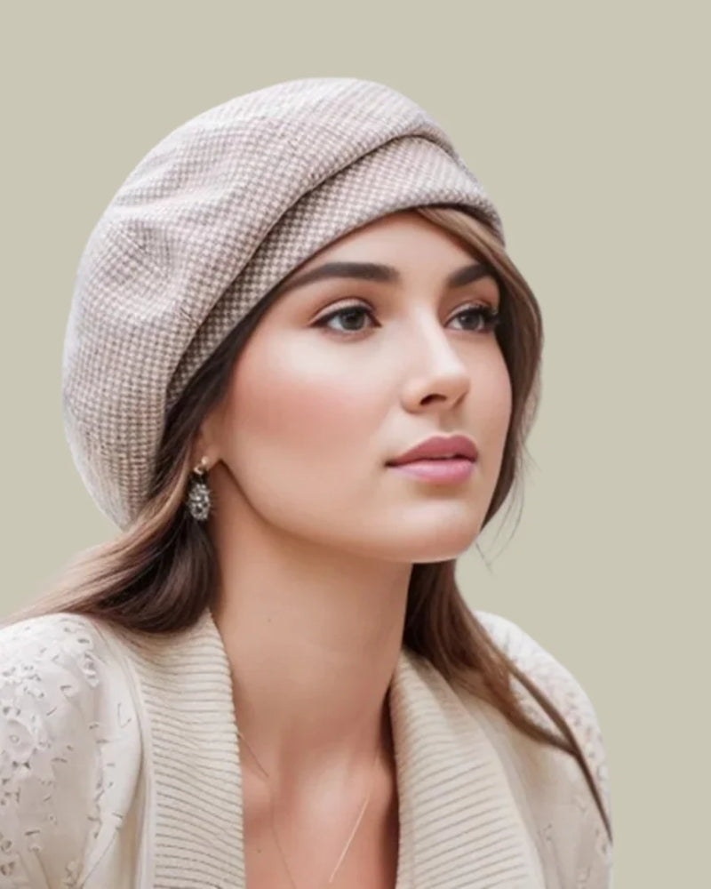 Baskerhat til damer – Klassisk hat med rundt hoved og glat overflade