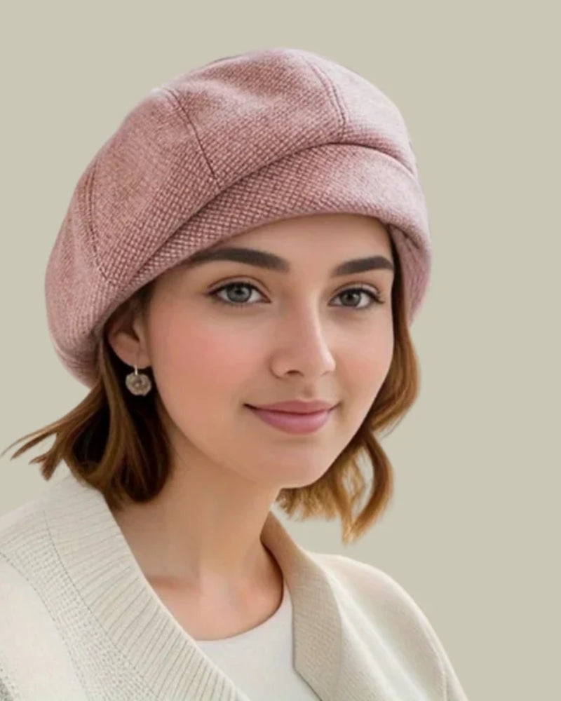 Baskerhat til damer – Klassisk hat med rundt hoved og glat overflade