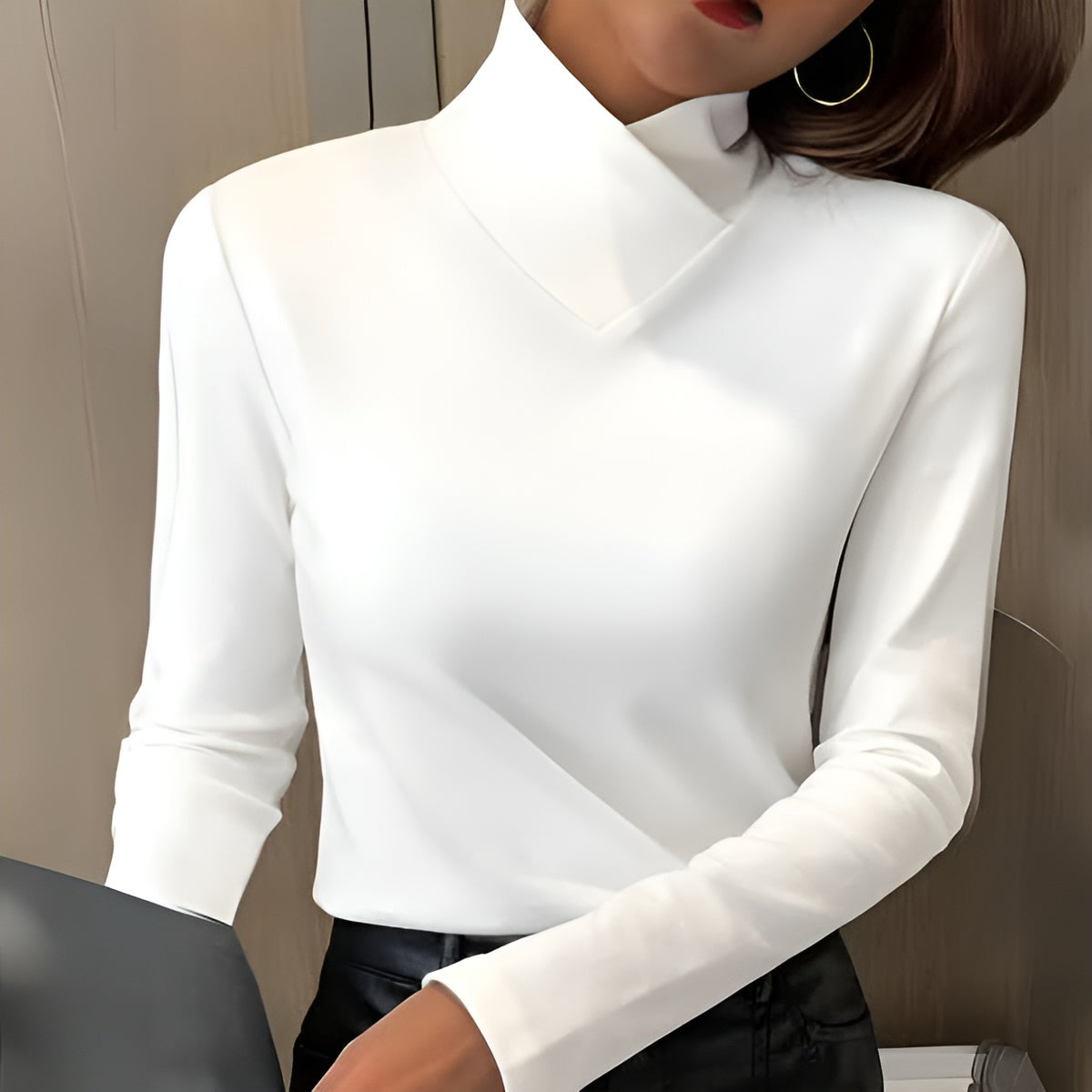 Skulpterad Blus med Elegant Hals – Stil och Komfort i Ett