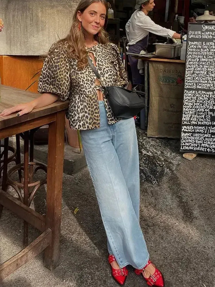 Chic Bluse med Puffærmer og Sløjfedetaljer