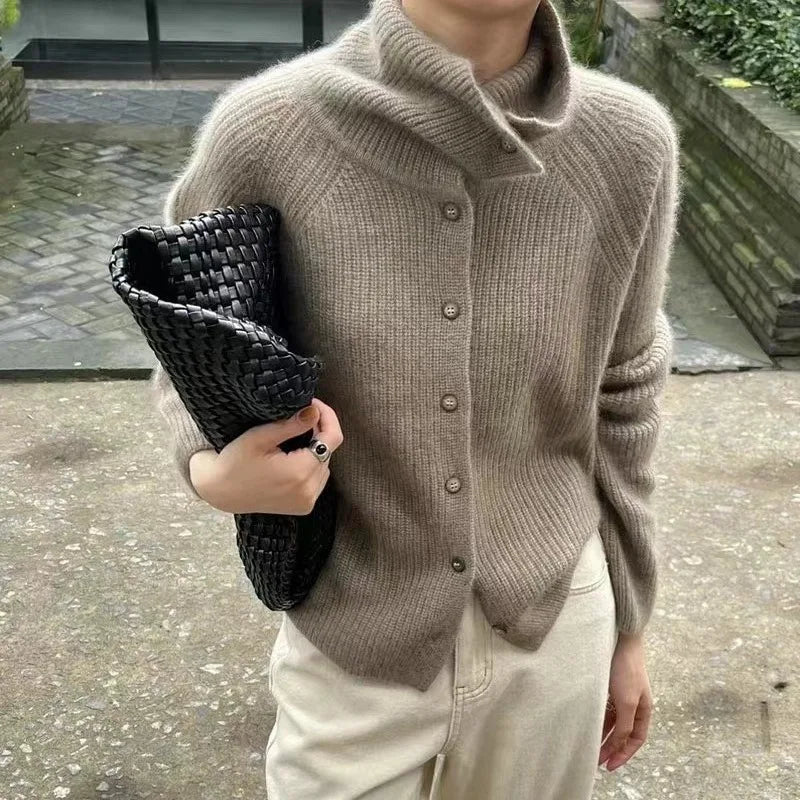 Elegant Strikpullover med Rullekrave og Knapdetaljer