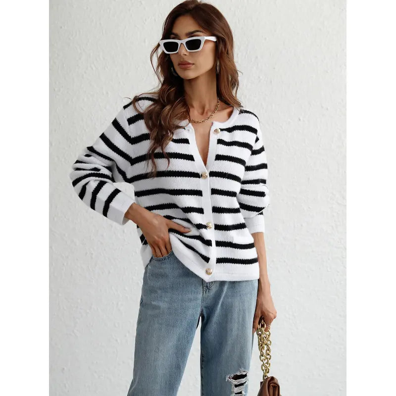 Elegant strikket sweater med knapper og sidelommer