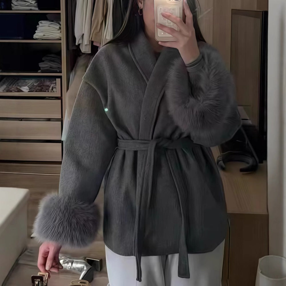 Elegant Damefrakke med Bælte og Bløde Kunstpelsærmer