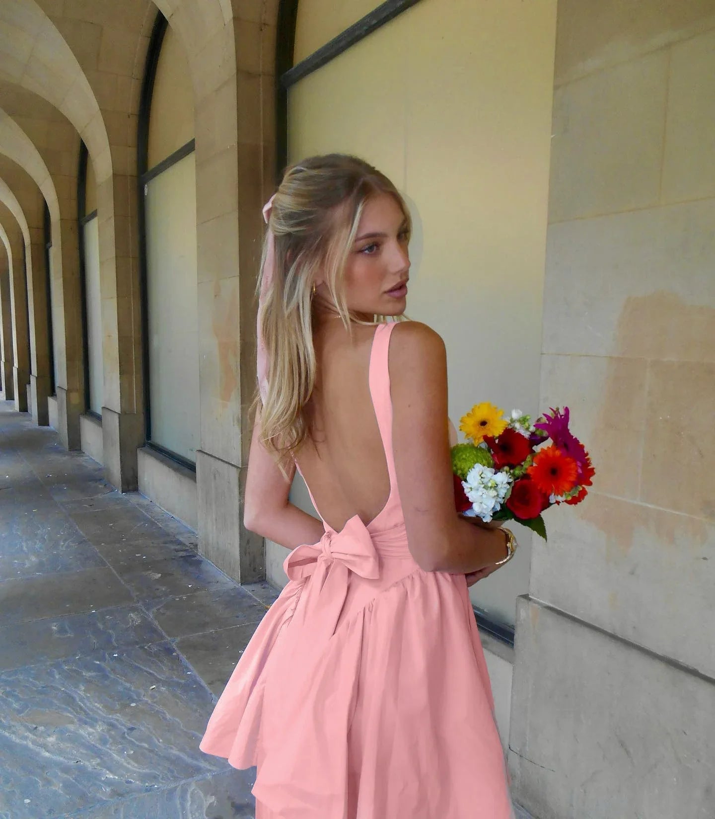 Celine™ | Elegant Minikjole med Åben Ryg og Sløjfe