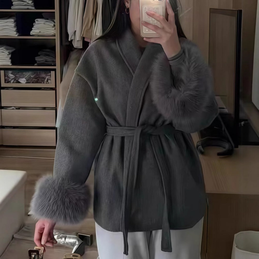 Elegant Damefrakke med Bælte og Bløde Kunstpelsærmer