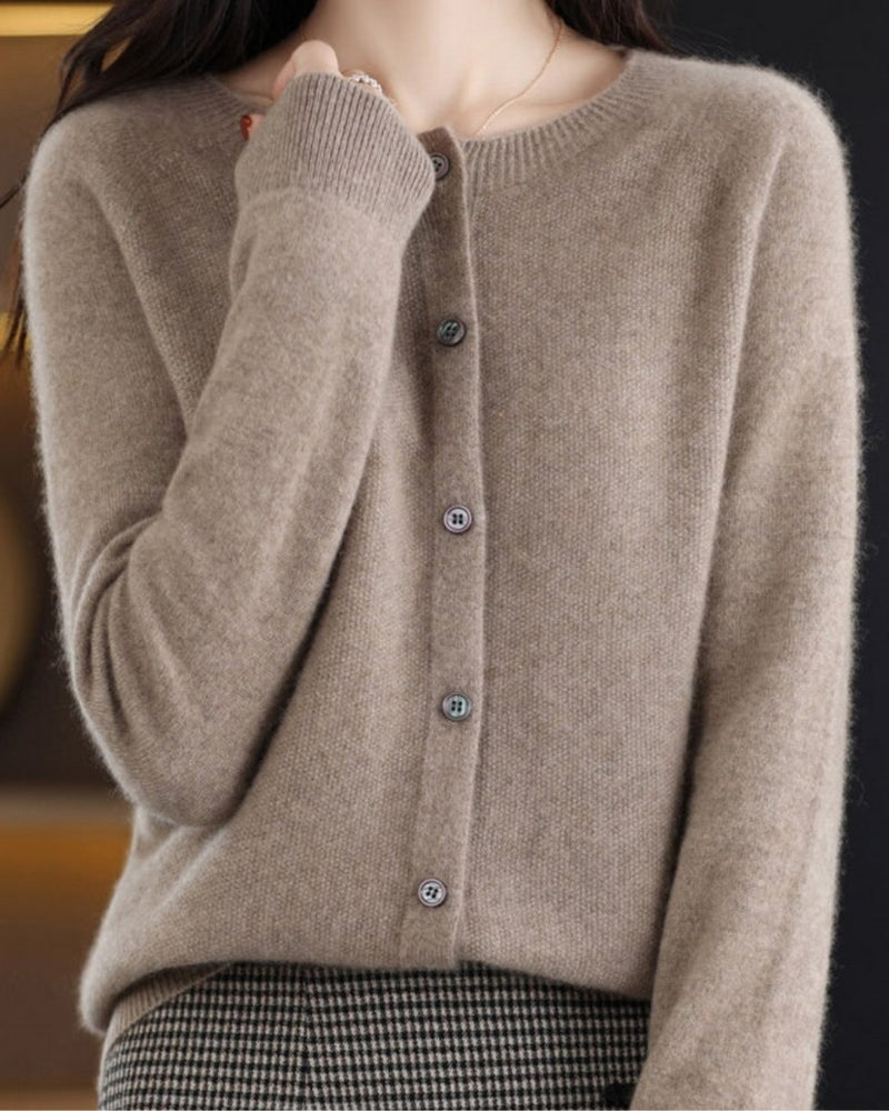 Dame-strikjakke med O-udskæring – Blød strik med knapliste