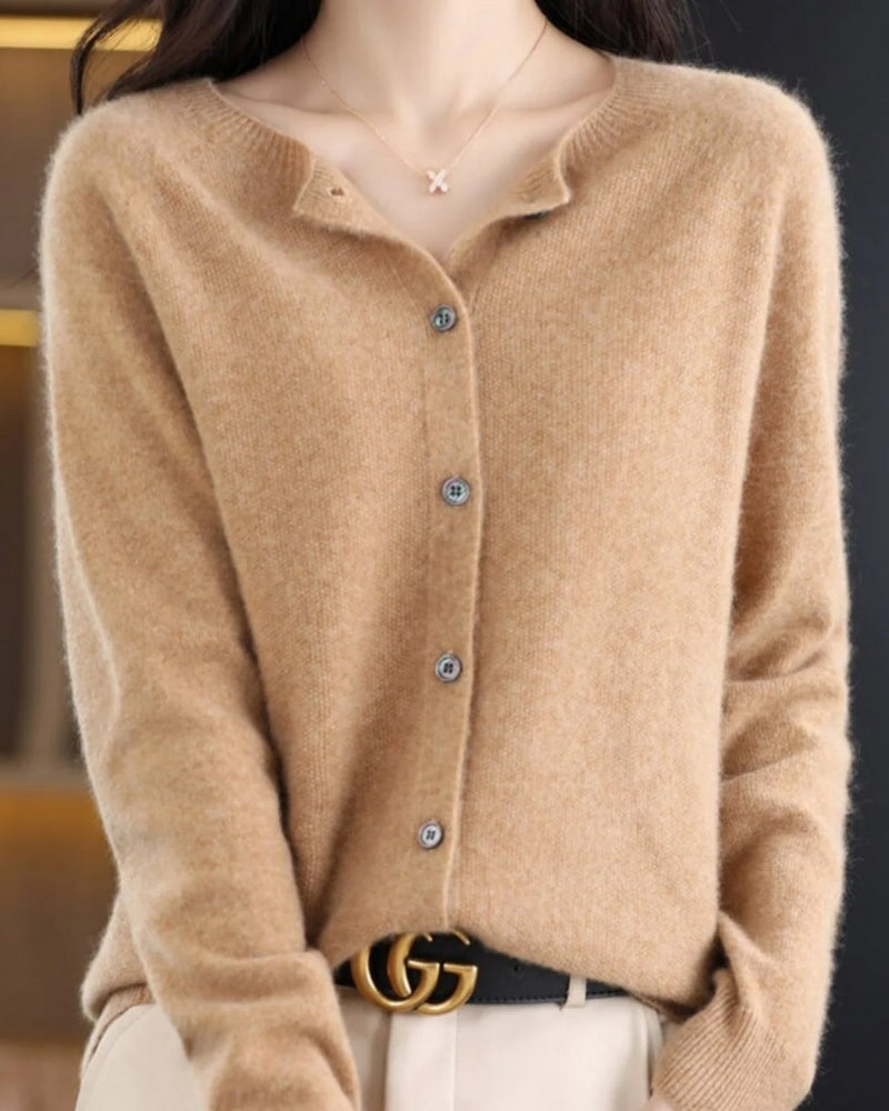 Dame-strikjakke med O-udskæring – Blød strik med knapliste