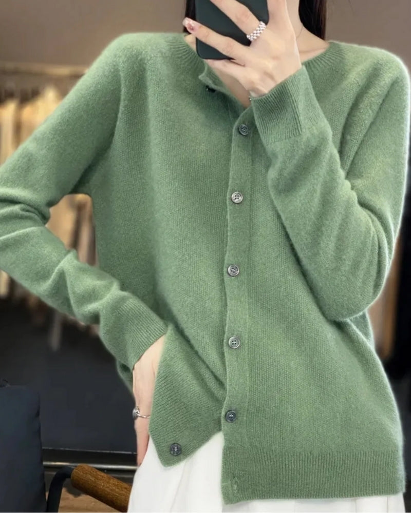 Dame-strikjakke med O-udskæring – Blød strik med knapliste