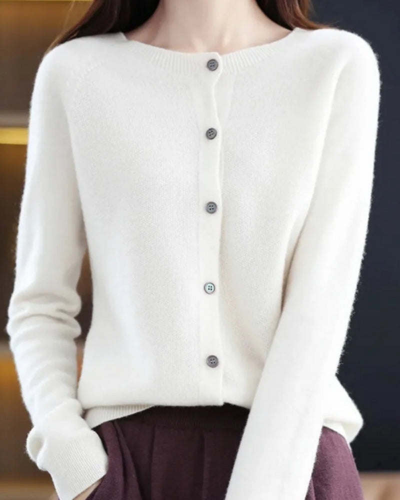 Dame-strikjakke med O-udskæring – Blød strik med knapliste