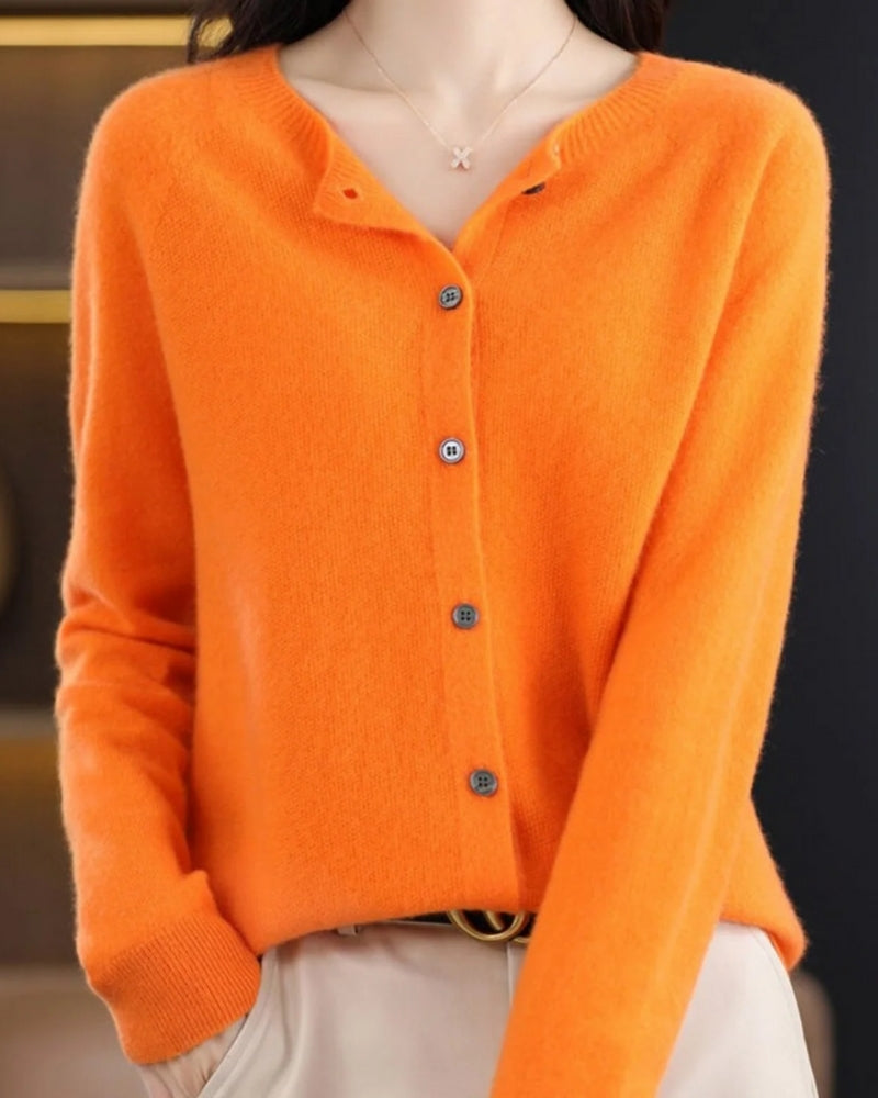 Dame-strikjakke med O-udskæring – Blød strik med knapliste