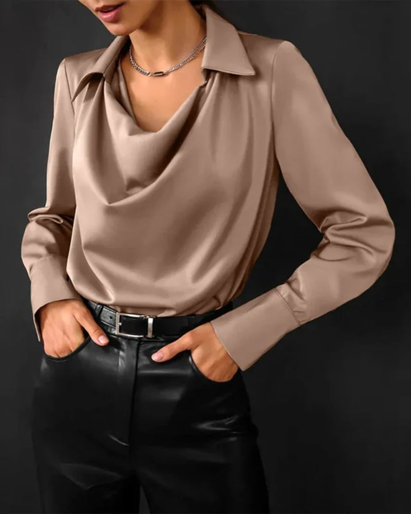 Damebluse - klassisk stil med vandfaldskrave