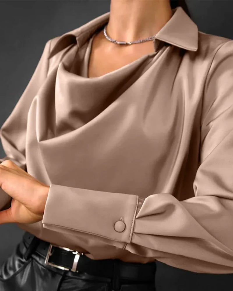 Damebluse - klassisk stil med vandfaldskrave