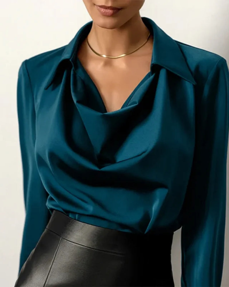 Damebluse - klassisk stil med vandfaldskrave