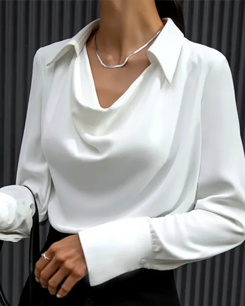 Damebluse - klassisk stil med vandfaldskrave