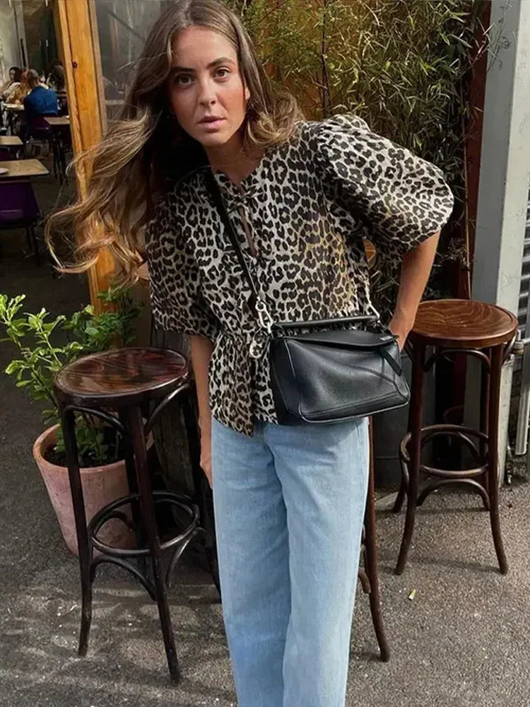 Chic Bluse med Puffærmer og Sløjfedetaljer