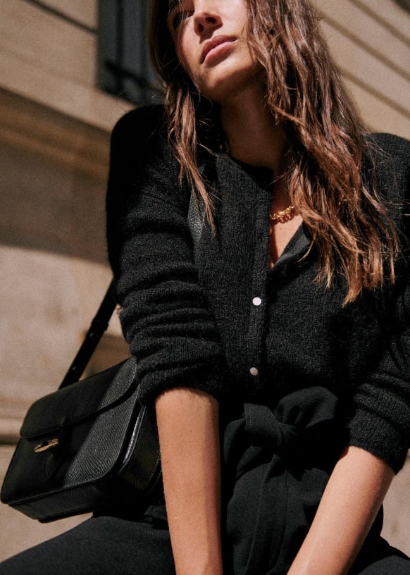 Elegant stickad jacka med pärlemorknappar