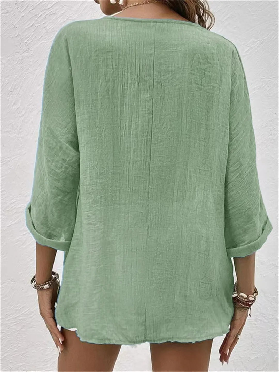 Lina - Elegant Blus med V-ringning och Knappdetaljer