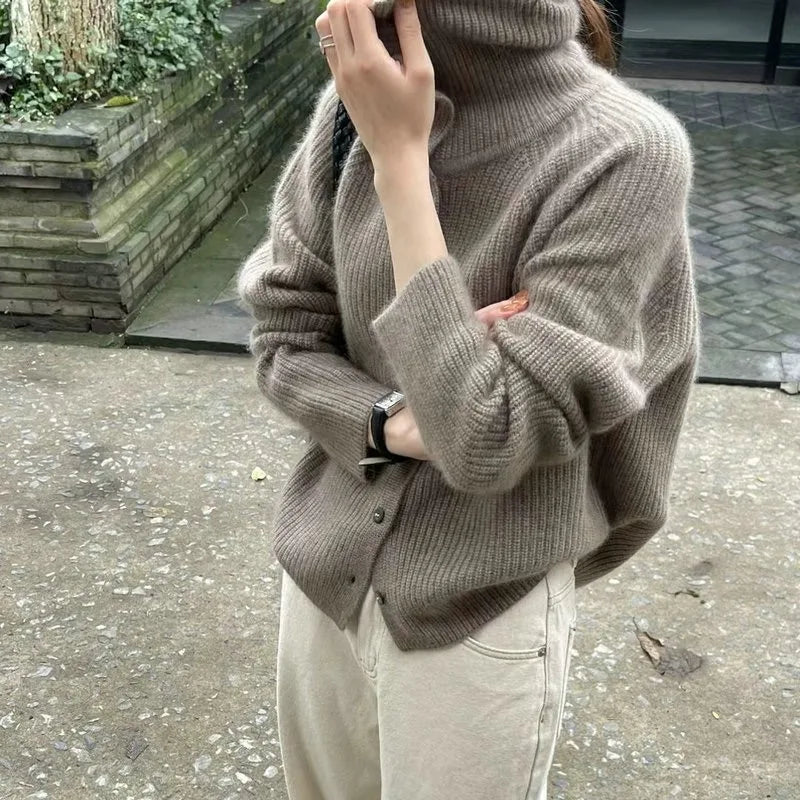 Elegant Strikpullover med Rullekrave og Knapdetaljer