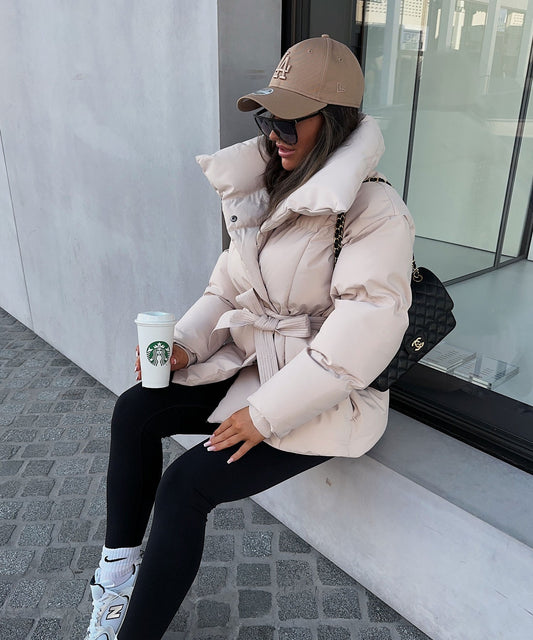 Varm pufferjakke til damer med stilfuld taljepasform