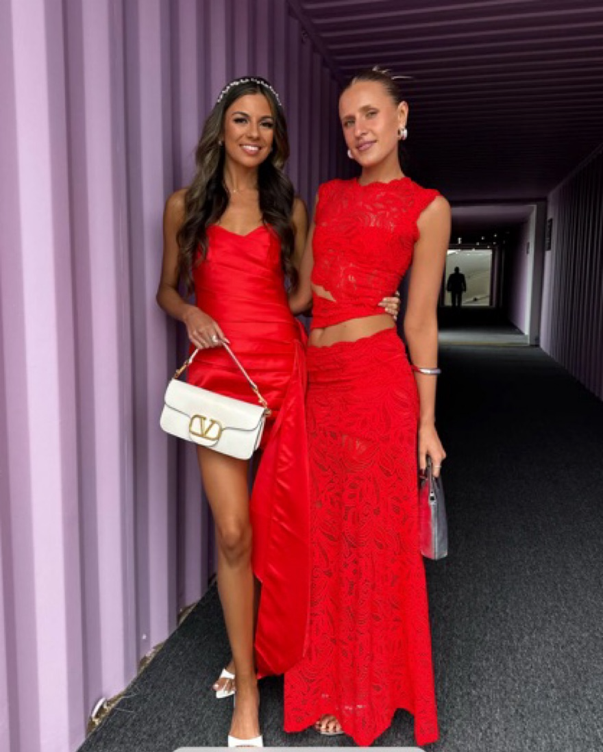 Chic blondeensemble med crop top og lang kjole – strål til fest
