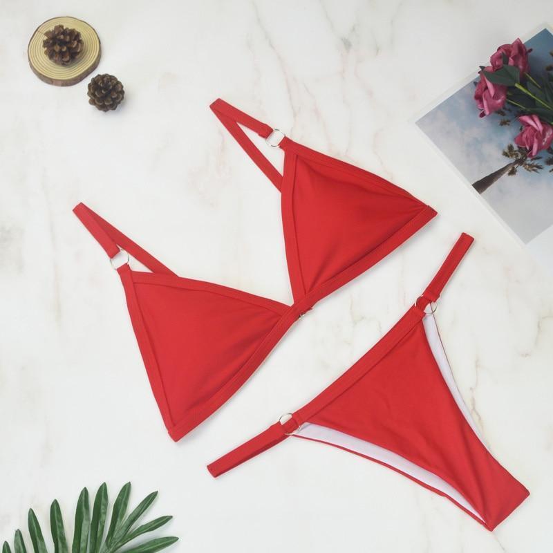 Tvådelad bikini med guldmetallringar och trekantiga kupor