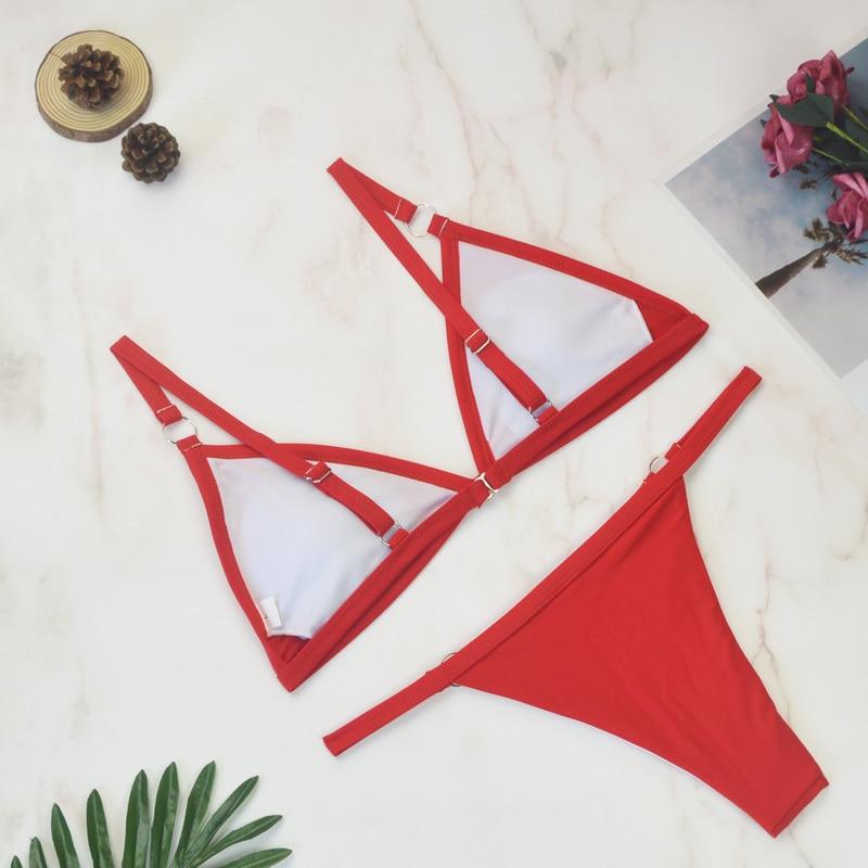 Tvådelad bikini med guldmetallringar och trekantiga kupor