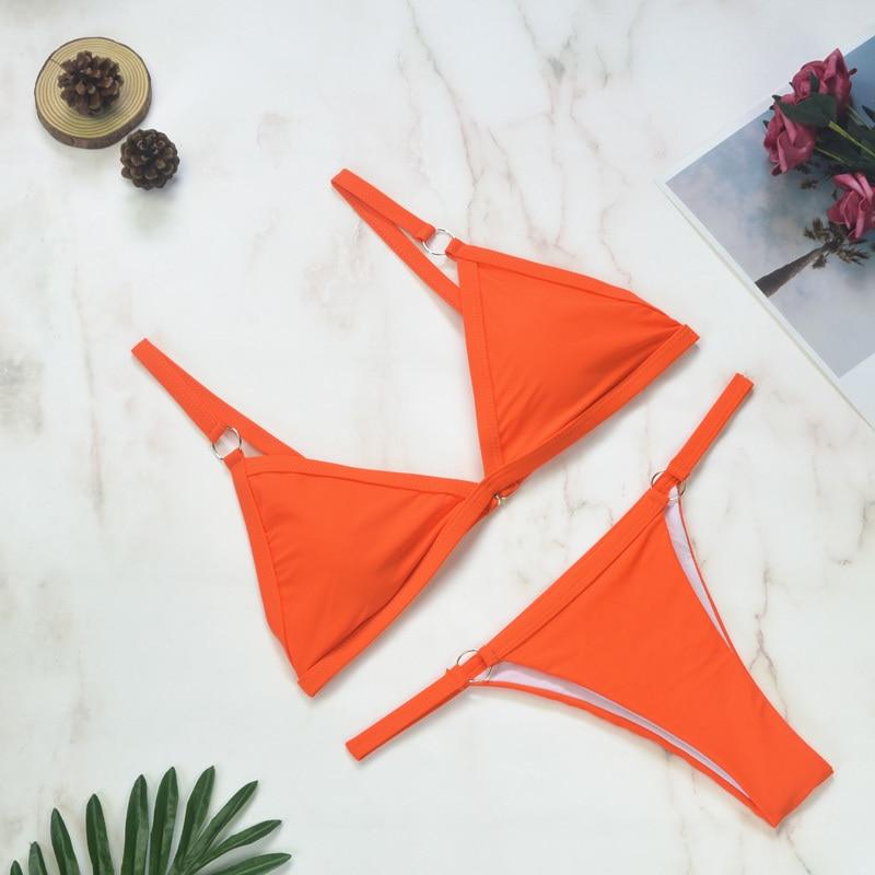 Tvådelad bikini med guldmetallringar och trekantiga kupor