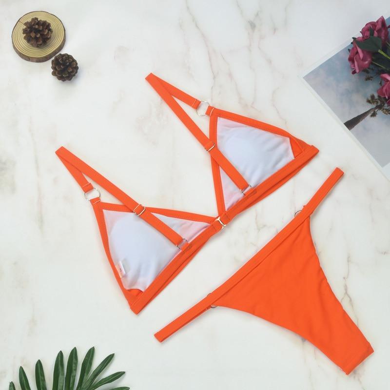 Tvådelad bikini med guldmetallringar och trekantiga kupor
