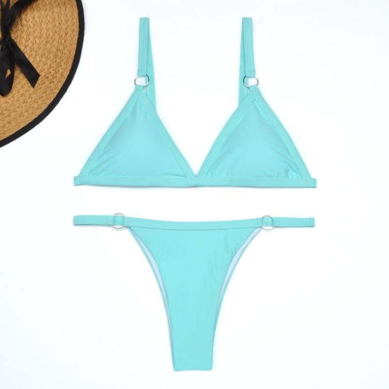 Tvådelad bikini med guldmetallringar och trekantiga kupor