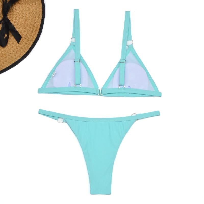 Tvådelad bikini med guldmetallringar och trekantiga kupor