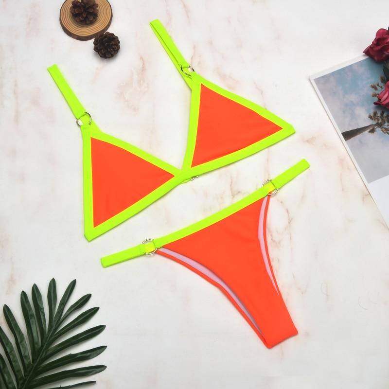 Tvådelad bikini med guldmetallringar och trekantiga kupor