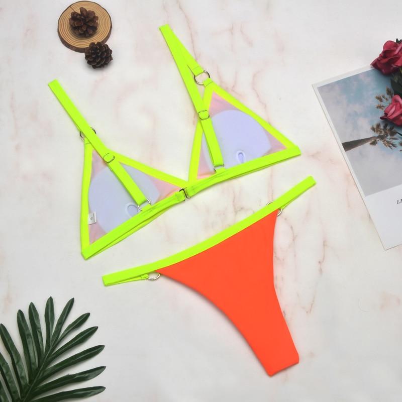 Tvådelad bikini med guldmetallringar och trekantiga kupor