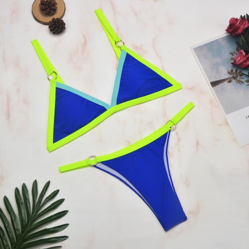 Tvådelad bikini med guldmetallringar och trekantiga kupor