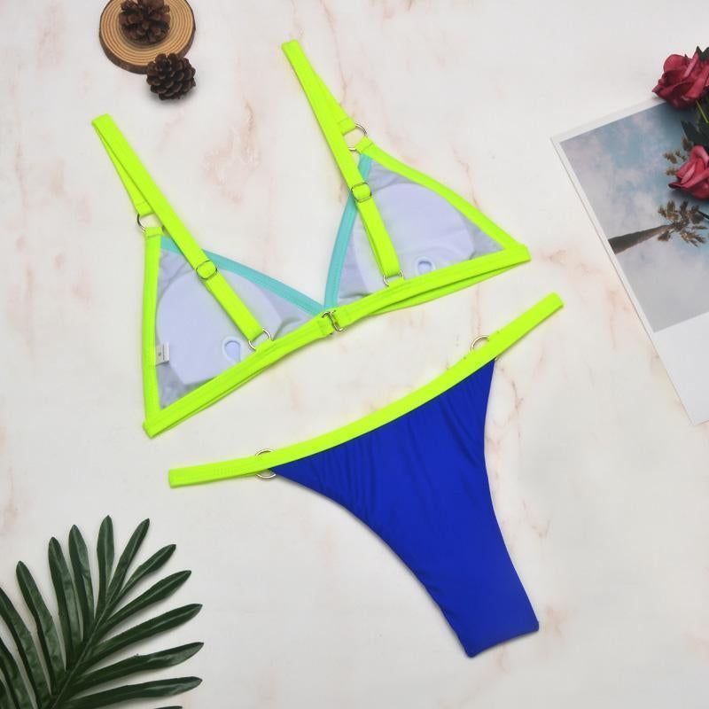 Tvådelad bikini med guldmetallringar och trekantiga kupor