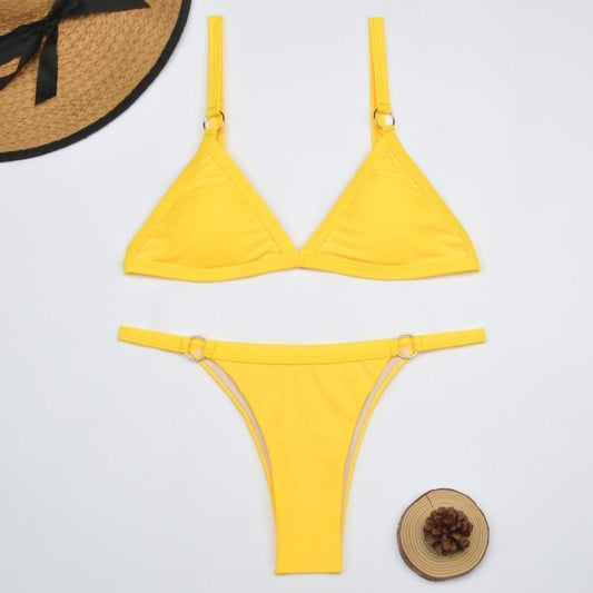 Tvådelad bikini med guldmetallringar och trekantiga kupor