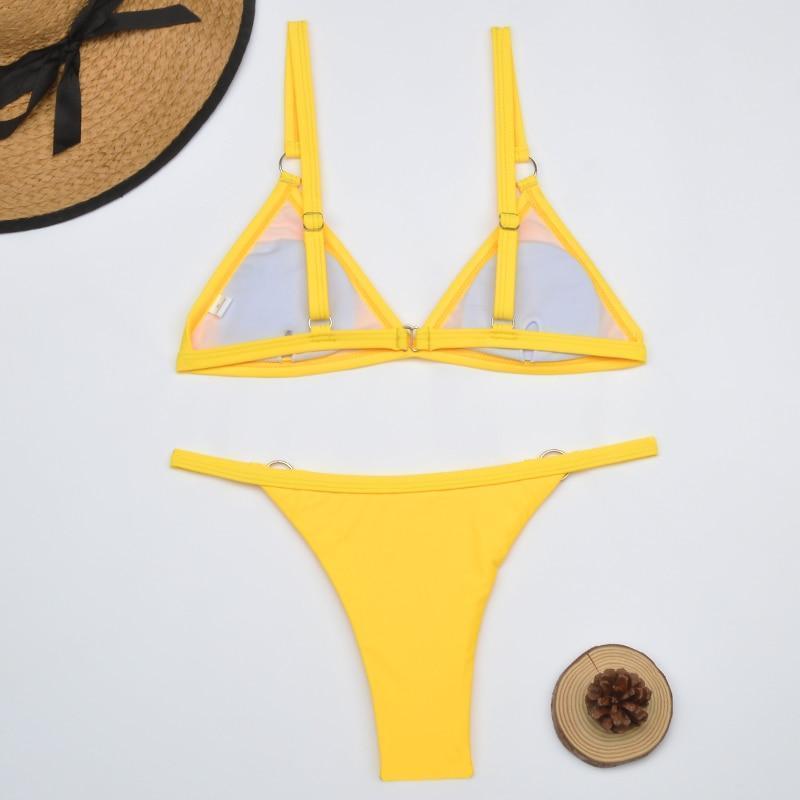 Tvådelad bikini med guldmetallringar och trekantiga kupor