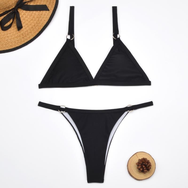 Tvådelad bikini med guldmetallringar och trekantiga kupor