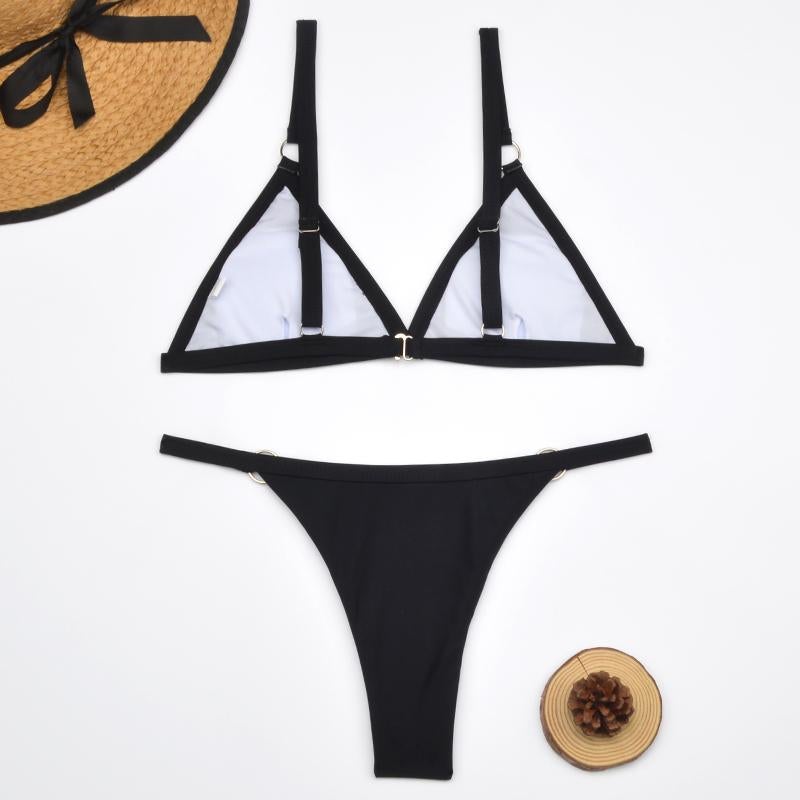Tvådelad bikini med guldmetallringar och trekantiga kupor