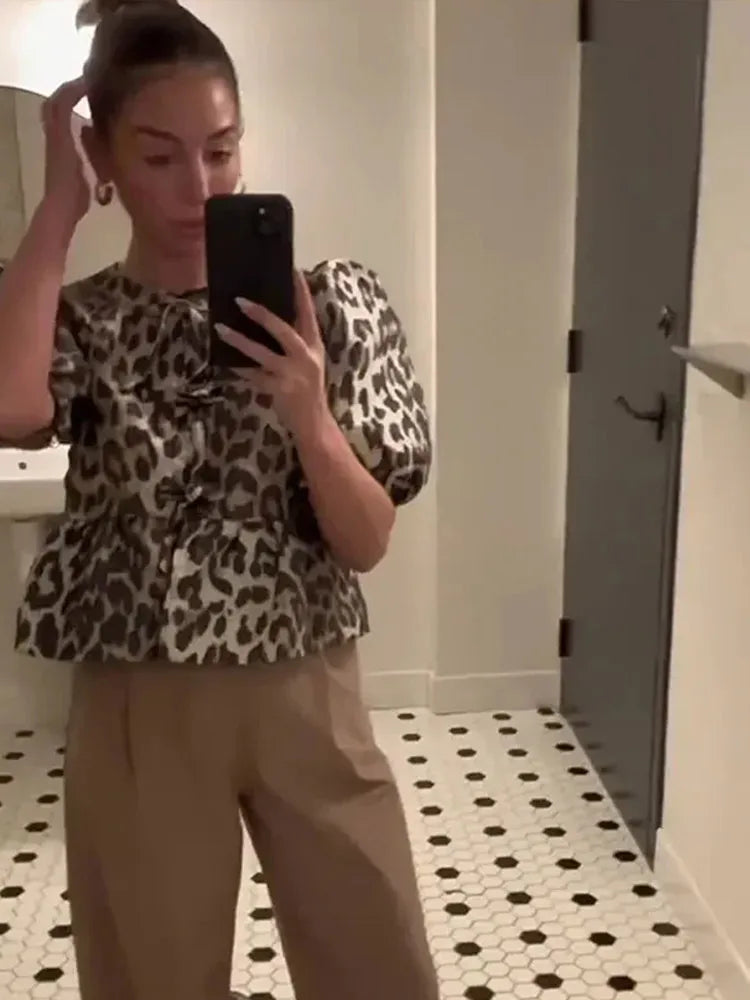Chic Bluse med Puffærmer og Sløjfedetaljer