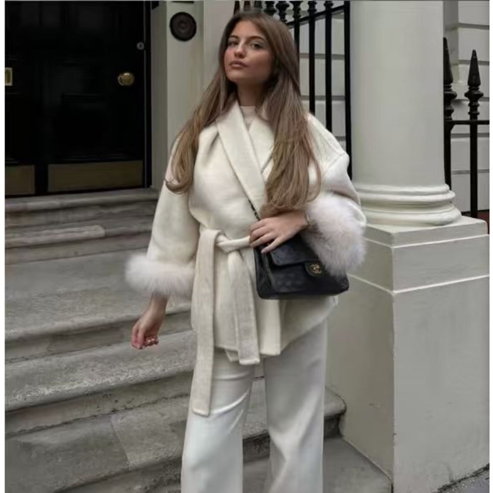 Elegant Damefrakke med Bælte og Bløde Kunstpelsærmer