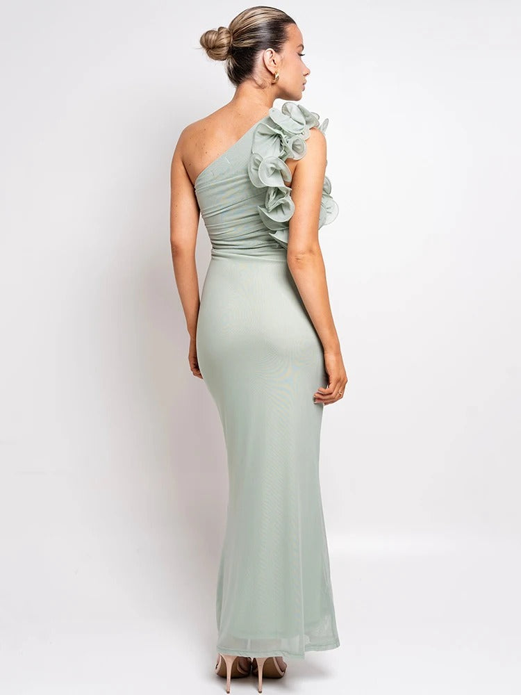 Sofistikeret Aftenkjole med Blomsterdetaljer og One-Shoulder