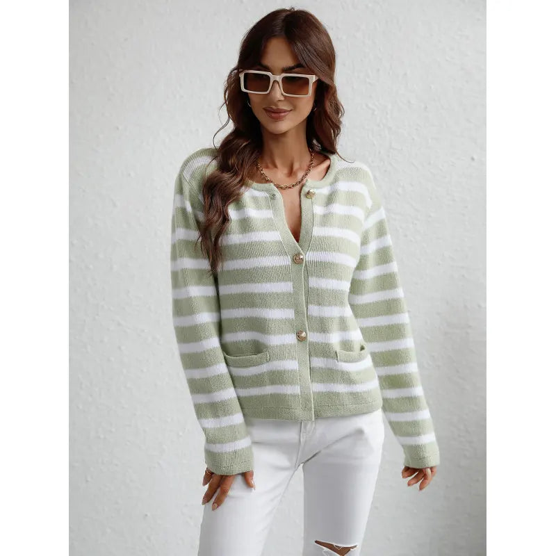 Elegant strikket sweater med knapper og sidelommer