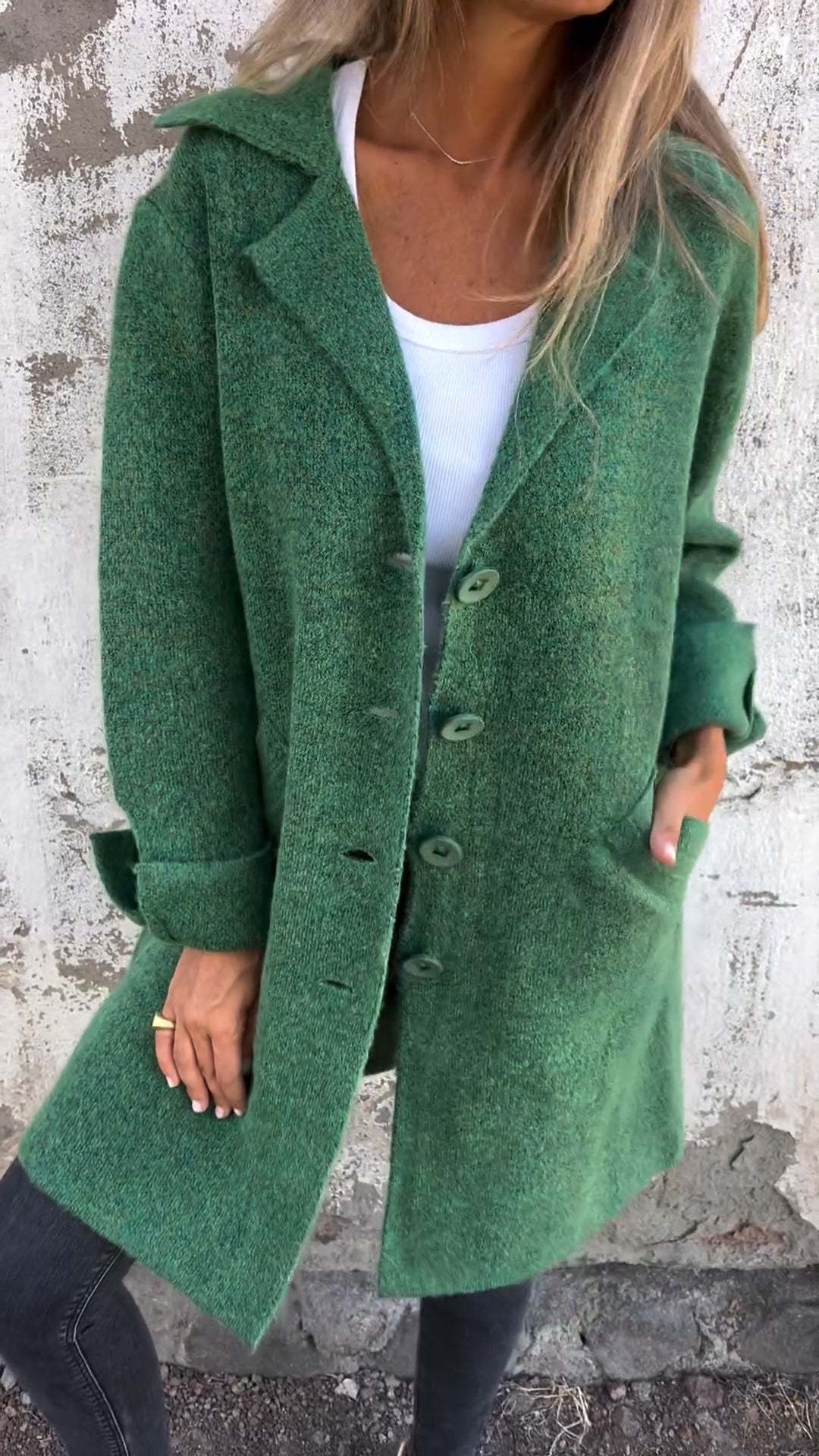 Elegant långklänning med slagkrage och fickor