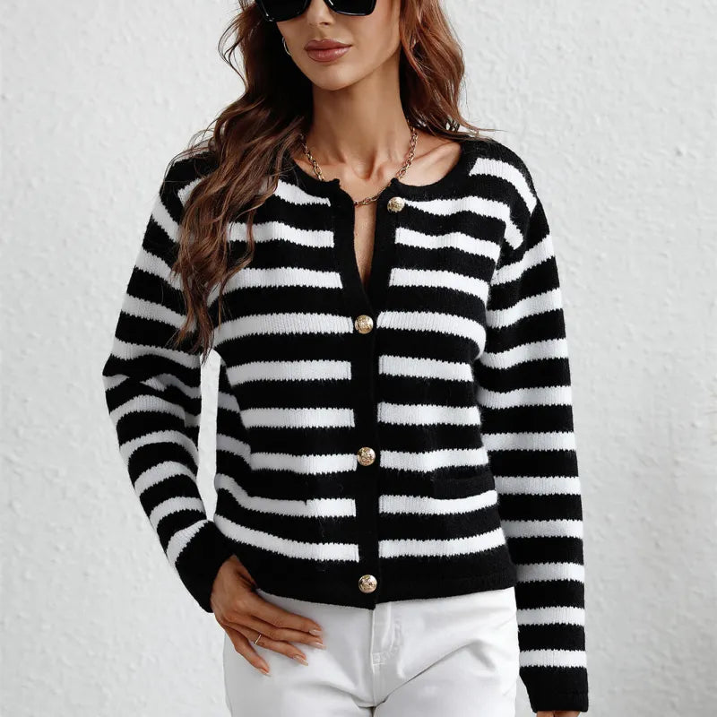 Elegant strikket sweater med knapper og sidelommer