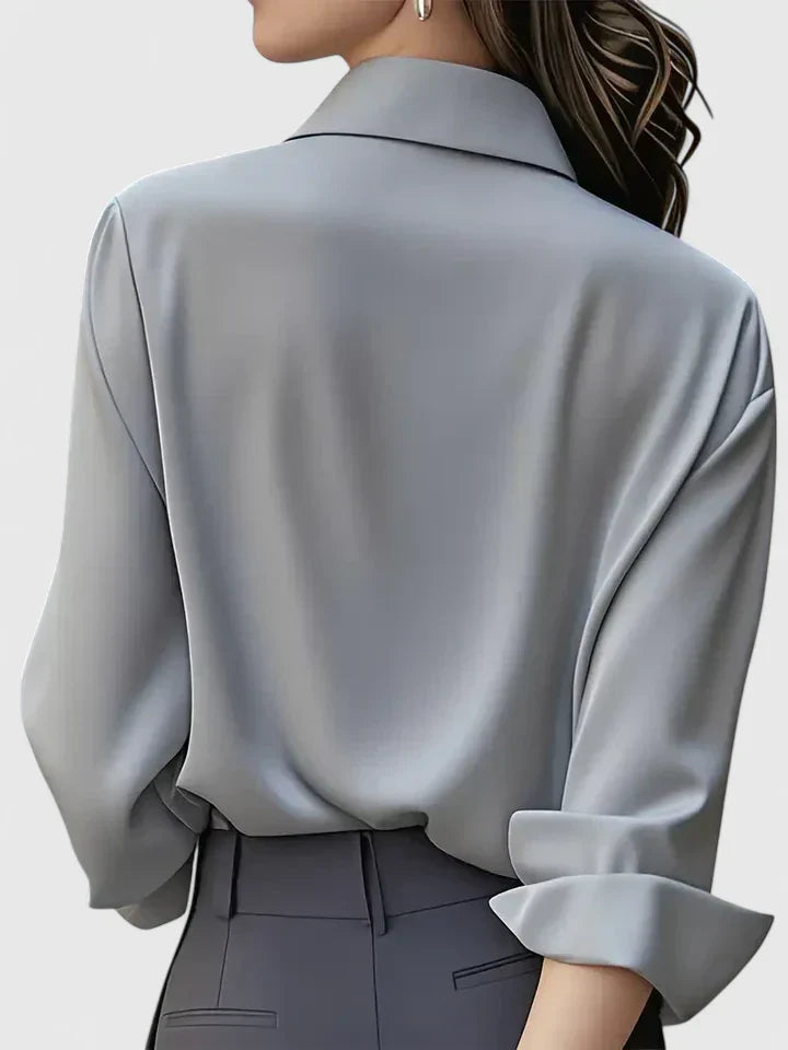 Mira | Elegant satinblus med knappslå för damer