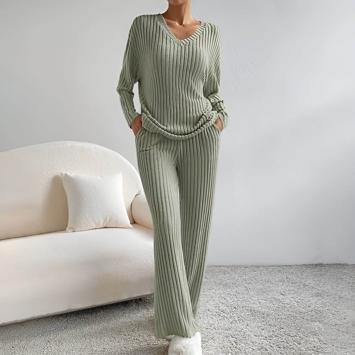 Elegant loungewearset med V-ringning och lösa byxor