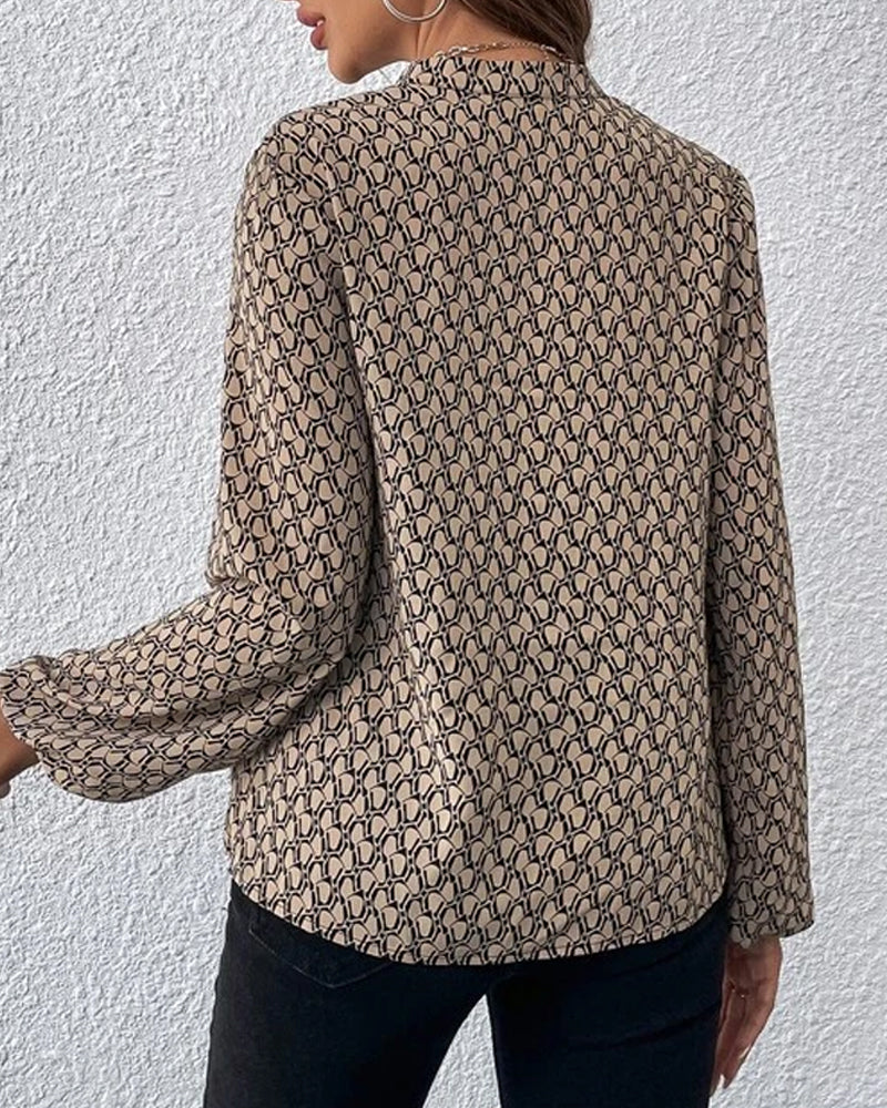 Feminin V-Hals Bluse med Smagfuld Print og Løs Pasform
