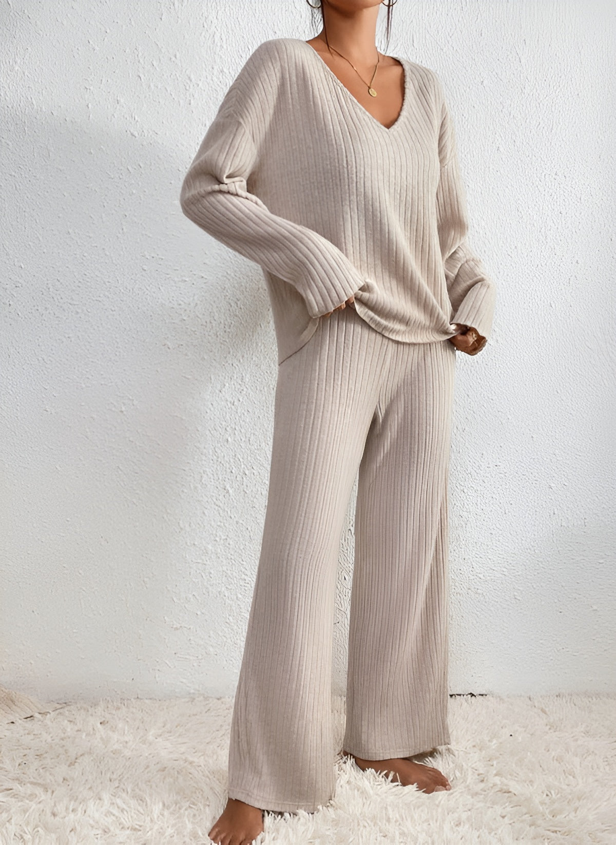 Elegant loungewearset med V-ringning och lösa byxor