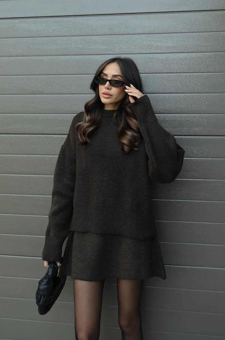 Elegant set med stickad tröja och minikjol för höstlooken