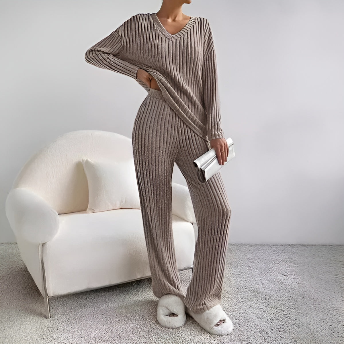 Elegant loungewearset med V-ringning och lösa byxor